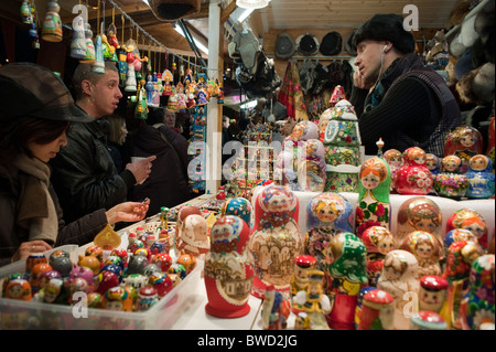 Paris, Frankreich, Weihnachtseinkäufe, Russische Puppen, am traditionellen Weihnachten Markt Straße Verkäufer auf der Avenue des Champs Elysees, Nacht Stockfoto