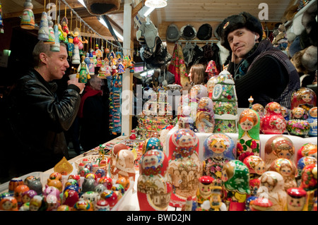 Paris, Frankreich, Weihnachtsgeschäft, Russische Puppen, Matriochka, Auf dem traditionellen Weihnachtsmarkt auf den Champs Elysees, Weihnachten in Paris Stockfoto