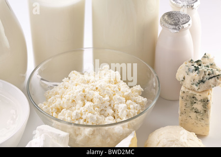 Verschiedene Milchprodukte: Käse; Creme; Milch. Auf einem weißen Hintergrund. Stockfoto