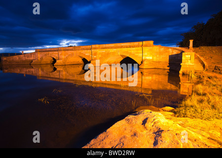 Der attraktive verurteilte gebaut Sandsteinbrücke im Ross in zentrale Tasmanien, beleuchtet bei Nacht Stockfoto