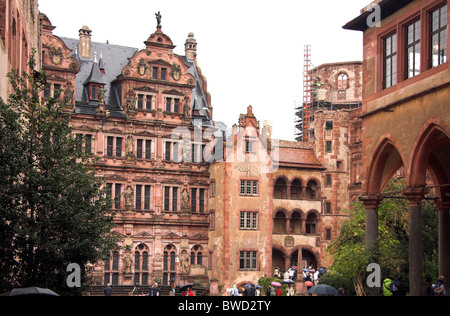 Touristen auf dem Hof, Schloss Heidelberg, Deutschland Stockfoto