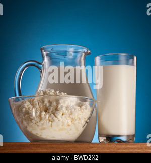 Milch und Quark. Auf einem blauen Hintergrund. Stockfoto