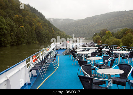 Tische und Stühle auf dem Deck eines Flusses Kreuzfahrtschiff, auf dem Neckar River, Deutschland Stockfoto