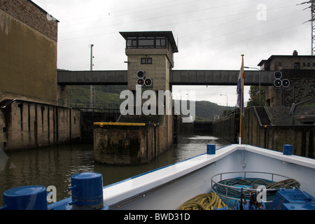 Sperren Sie auf dem Neckar bei Heidelberg Stockfoto