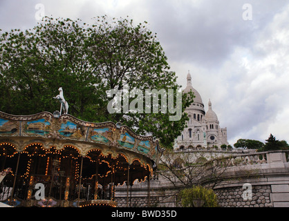 Sacre Coeur und Kirmes Karussell, Montmartre, Paris, Frankreich Stockfoto