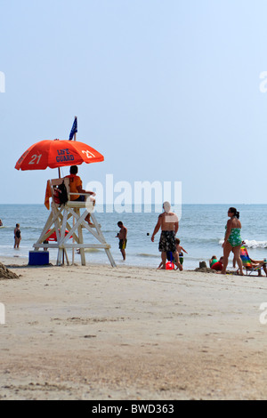 Myrtle Beach, SC Rettungsschwimmer überwacht die Sicherheit der Menschen spielen in den Ozean auf Anzeichen einer Gefährdung. Stockfoto