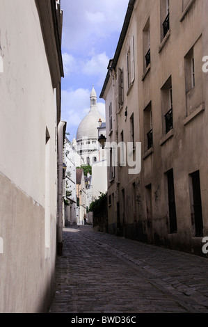 Sacre Coeur am Ende der Straße, Montmartre, Paris, Frankreich Stockfoto