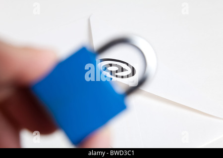 Umschlag mit @-Symbol, Konzept der e-Mail-Sicherheit Stockfoto