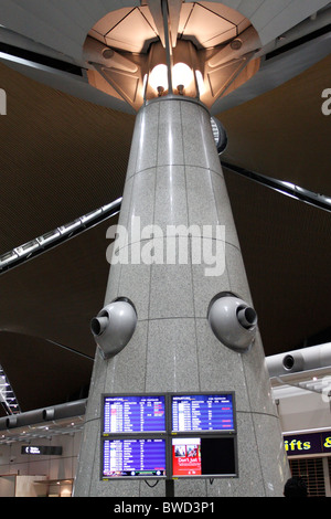 Elektronische Anzeige am internationalen Flughafen von Kuala Lumpur in Malaysia. Stockfoto