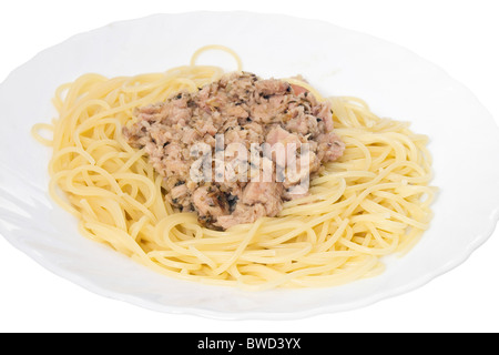 italienisches Gericht Spaghetti mit Thunfisch und Origanum auf weißem Hintergrund Stockfoto