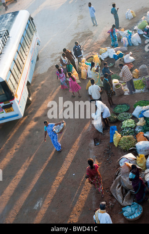 Blick hinunter auf indischen Straßenmarkt in Puttaparthi. Andhra Pradesh, Indien Stockfoto