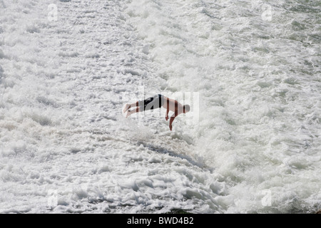 TEENAGER, WEHR, AM LECH, LANDSBERG AM LECH, BAYERN, DEUTSCHLAND Stockfoto