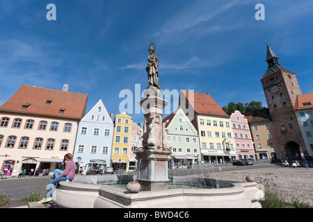 MARIENBRUNNEN BRUNNEN AM HAUPTPLATZ STATT, SCHMALZTURM TURM, LANDSBERG AM LECH, BAYERN, DEUTSCHLAND Stockfoto