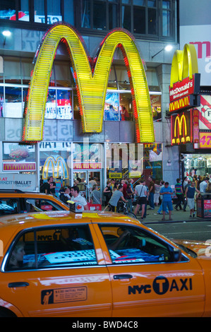 Das McDonalds Restaurant am Times Square, New York in der Nacht. Stockfoto