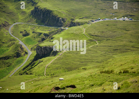 Kurven und steilen hügeligen Straße überqueren die Trotternish Ridge in der Nähe der Quiraing, Isle Of Skye, Schottland Stockfoto