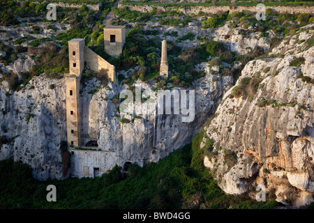 Der nicht mehr existierenden Wasserpumpstation in die dramatische Schlucht namens Wied Hanzira in Gozo in Malta. Stockfoto