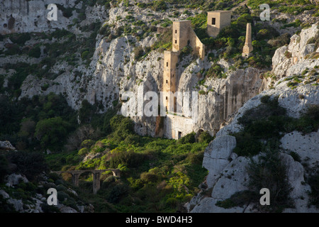 Der nicht mehr existierenden Wasserpumpstation in die dramatische Schlucht namens Wied Hanzira in Gozo in Malta. Stockfoto