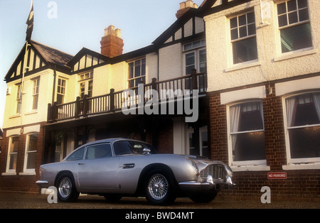 Aston Martin DB5 1966 außerhalb der alten Aston Martin-Fabrik in Newport Pagnell UK Stockfoto