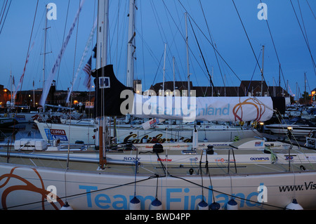 Clipper Race Yachten ankern in Hull Marina in der Abenddämmerung, East Yorkshire, England Stockfoto