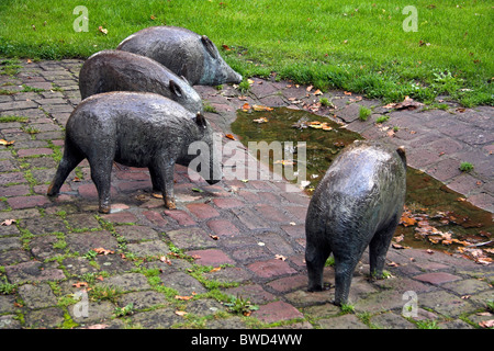 Wildschwein-Skulpturen an einem Wasserloch, Eberbach, Baden-Wurttemberg, Deutschland Stockfoto