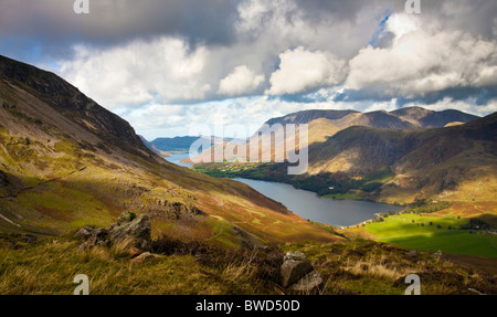 Buttermere aus Heuhaufen im Lake District Cumbria England UK Stockfoto