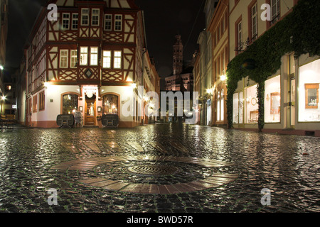 Gepflasterten Platz, Fachwerk Haus, Mainz in der Nacht, Deutschland Stockfoto