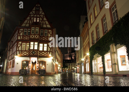 Gepflasterten Platz, Fachwerk Haus, Mainz in der Nacht, Deutschland Stockfoto