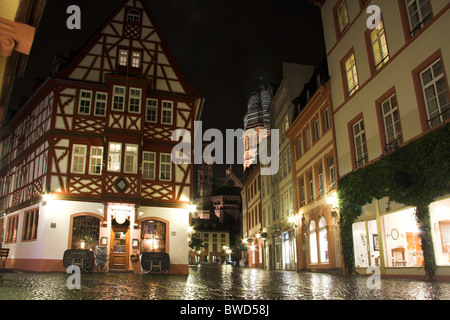 Gepflasterten Platz, Fachwerk Haus, Mainz in der Nacht, Deutschland Stockfoto