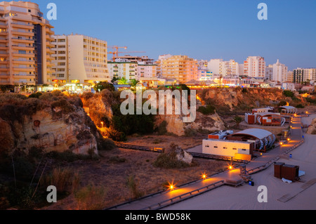 "Praia da Rocha" direkt am Meer in der Abenddämmerung an der Algarve, Portugal. Stockfoto