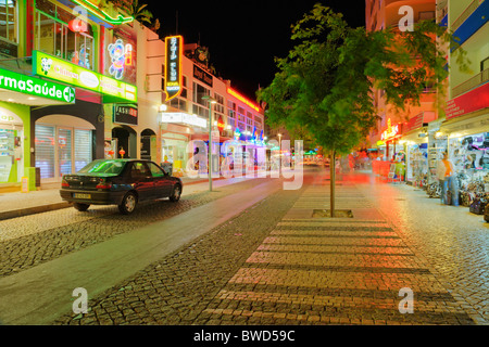 "Praia da Rocha", Cafés, Geschäfte, Bars, Restaurants an der Algarve, Portugal. Stockfoto