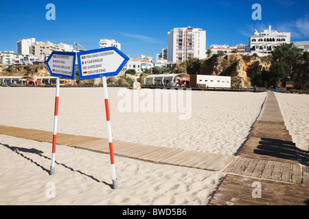 Zeichen, die auf "Praia da Rocha" Strand, Algarve, Portugal. Stockfoto