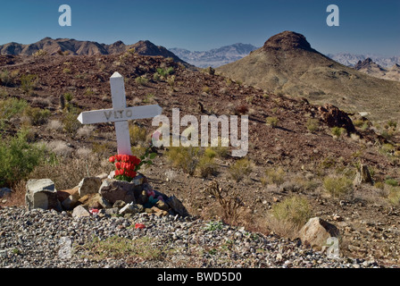 Einsame Grab auf Black Country Byway Historic Route 66, in der Nähe von Black Mountains in Mojave-Wüste Oatman, Arizona, USA Stockfoto