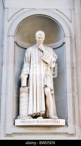 Statue von Machiavelli am dortigen Uffizien sind 28 Statuen der berühmten Florentiner um die Wände der Uffizien Stockfoto