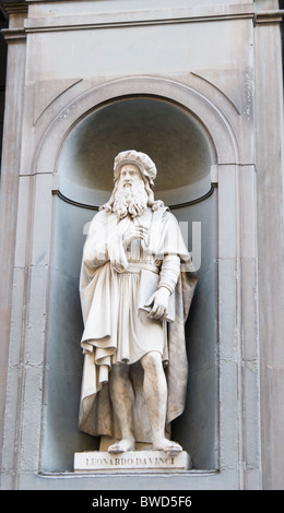 Statue von Leonardo Da Vinci in den Uffizien. Es gibt 28 Statuen der berühmten Florentiner um die Wände der Uffizien Stockfoto