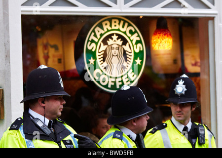 LONDON, VEREINIGTES KÖNIGREICH. Polizei schützen ein Starbucks-Outlet in einer 10.000 starke Zeit bis Go Anti-Kriegs-März. Stockfoto