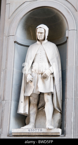 Statue von Giotto in den Uffizien. Es gibt 28 Statuen der berühmten Florentiner um die Wände der Uffizien mit 24 in den Uffizien Stockfoto