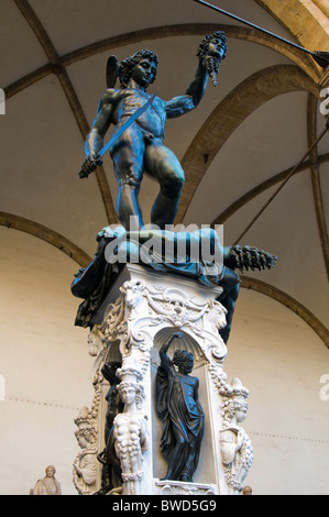 Statue des Perseus mit dem Kopf Medussa von Cellini in der Loggia dei Lanzi Stockfoto