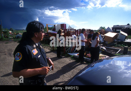 Oglala Polizist schaut auf ein Haus zerstört von einem Tornado in Batesland, Pine-Ridge-Indianer-Reservat, South Dakota, USA Stockfoto