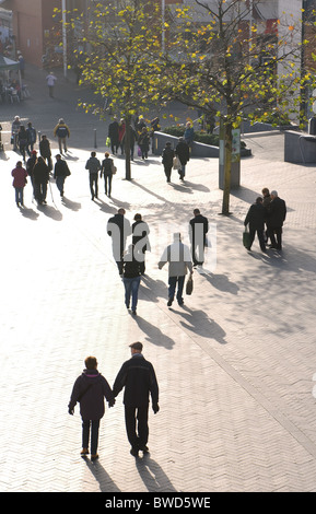 Menschen zu Fuß auf die gepflasterte Fläche in der Stierkampfarena, Birmingham, UK Stockfoto