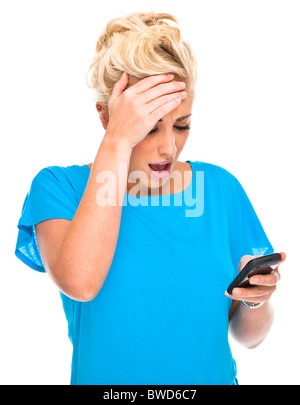 Attraktive junge Frau mit Handy, schockiert und überrascht durch schlechte Nachrichten Stockfoto