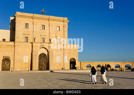 Zwei Nonnen, die zu Fuß in Richtung Chiesa di Santa Maria di Leuca, Apulien, Italien Stockfoto