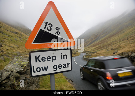 Schild Warnung vor steilen Straße - Kirkstone Pass, Lake District, Cumbria Stockfoto