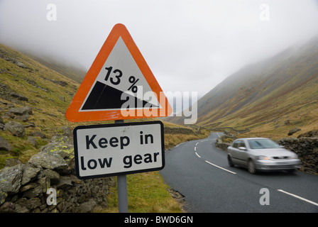 Schild Warnung vor steilen Straße - Kirkstone Pass, Lake District, Cumbria Stockfoto