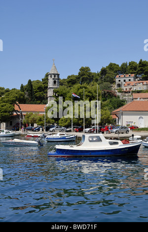 Eine schöne Aussicht auf den Hafen von Cavtat-Stadt und der Franziskaner Klosterkirche, die Kirche der Madonna des Schnees, Baujahr... Stockfoto