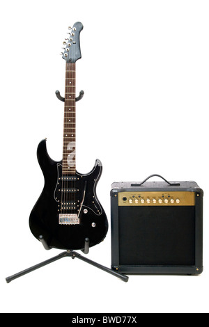 E-Gitarre und Verstärker isoliert auf weißem Hintergrund Stockfoto
