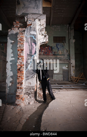 Teenager im Industriekomplex aufgeben Stockfoto