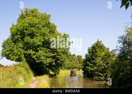 Eine schmale Boot am Kanal Macclesfield in Bollington in Cheshire; Stockfoto