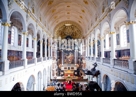 Carolus Borromeus romanische Kirche in Antwerpen, Belgien, Europa, während einer Hochzeitszeremonie von innen gezeigt Stockfoto