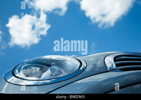 Close-up Vorderteil eines Mini-Autos gegen blauen Himmel, BMW Mini Cooper Stockfoto
