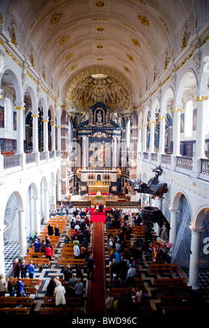 Carolus Borromeus romanische Kirche in Antwerpen, Belgien, Europa, während einer Hochzeitszeremonie von innen gezeigt Stockfoto